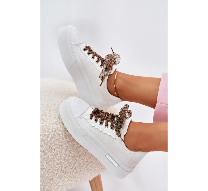Dámské tenisky na masivní platformě s ozdobným šněrováním bílé model 21689278 - Boto