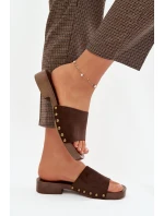 Dámské pantofle na nízkém podpatku se zlatými sponami čokoládové model 21919202 - EVENTO