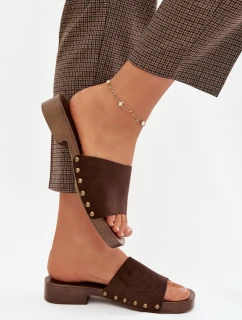 Dámské pantofle na nízkém podpatku se zlatými sponami čokoládové model 21919202 - EVENTO