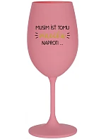 MUSÍM ÍSŤ TOMU VÍNEČKU NAPROTI... - ružový pohár na víno 350 ml MUSÍM ÍSŤ TOMU VÍNEČKU NAPROTI... - ružový pohár na víno 350 ml