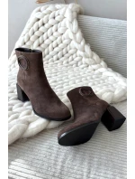 Semišové kotníkové boty na podpatku s vycpávkou s ozdobným detailem Artiker 57C0017 hnědé