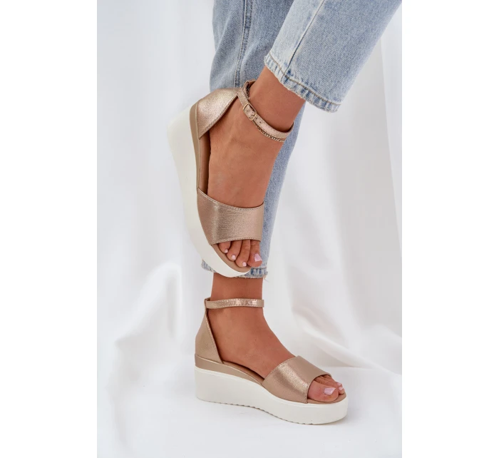 Lehké Sandály Na Platformě A Klínu Zlaté model 21684669 - Boto Lehké Sandály Na Platformě A Klínu Zlaté model 21684669 - Boto