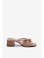 Kožené dámské sandály na podpatku s květinou Béžové model 22141000 - Boto