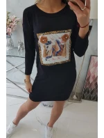 Šaty s 3D grafikou a ozdobnými volánky černé barvy Šaty s 3D grafikou a ozdobnými volánky černé barvy