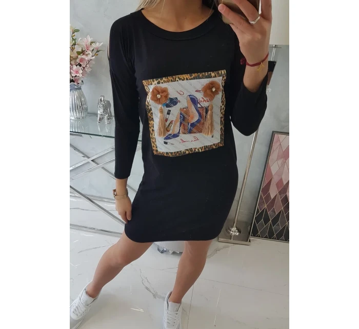 Šaty s 3D grafikou a ozdobnými volánky černé barvy Šaty s 3D grafikou a ozdobnými volánky černé barvy