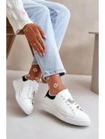 Nízké Tenisky Z Eko Kůže S Přívěsky model 21667696 - Boto Nízké Tenisky Z Eko Kůže S Přívěsky model 21667696 - Boto