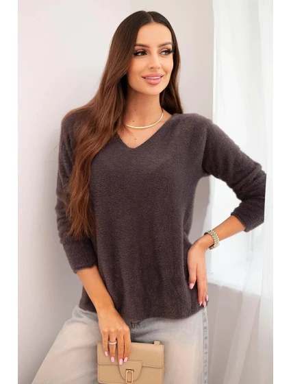 Dámský svetr z měkké pleteniny s V výstřihem hnědý