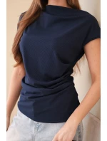 Dámská žebrovaná halenka z viskózy s model 22030154 výstřihem a nařasením tmavě modrá - K-Fashion