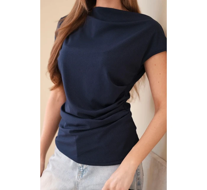 Dámská žebrovaná halenka z viskózy s model 22030154 výstřihem a nařasením tmavě modrá - K-Fashion