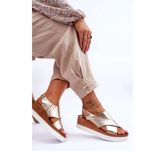 kožené sandály na klínu Zlaté model 21617433 - Zazoo kožené sandály na klínu Zlaté model 21617433 - Zazoo