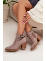 Dámské perforované kotníkové boty na podpatku s vzorem a zlatým sponou tmavě béžové model 22009815 - Boto