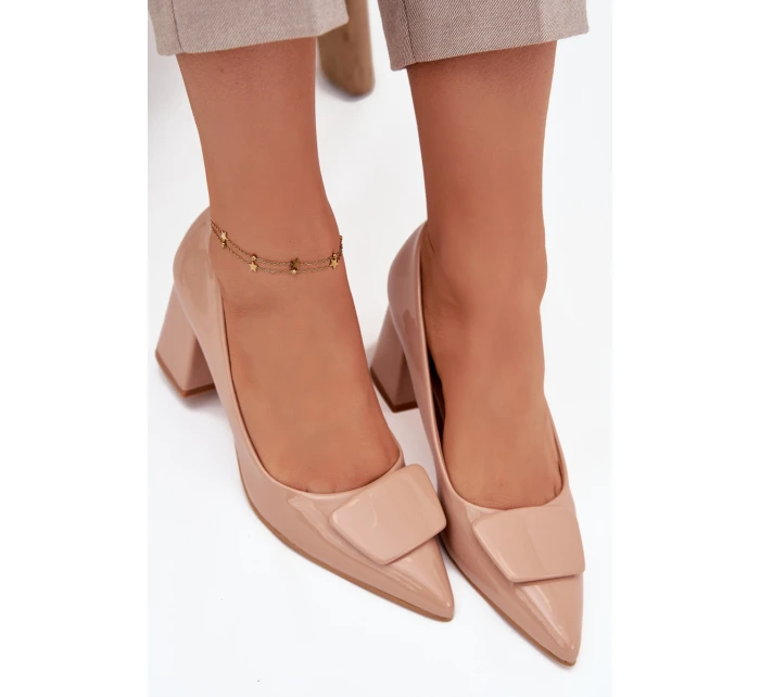 Lakované lodičky na sloupku s ozdobou Nude Isoline