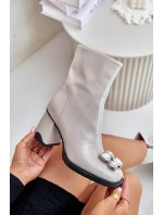 Lakované Dámské Kotníkové Boty Na Podpatku S Ozdobou D&A Světle šedé Lakované Dámské Kotníkové Boty Na Podpatku S Ozdobou D&A Světle šedé