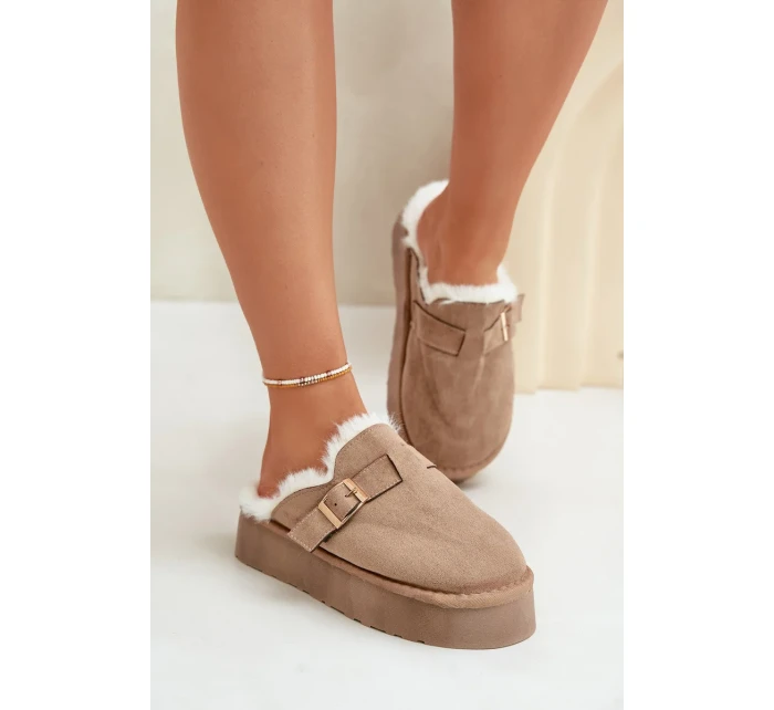 Dámské Pantofle Na Silné Podešvi S Kožešinou A Přezkou Tmavě Béžové Linneola Dámské Pantofle Na Silné Podešvi S Kožešinou A Přezkou Tmavě Béžové Linneola