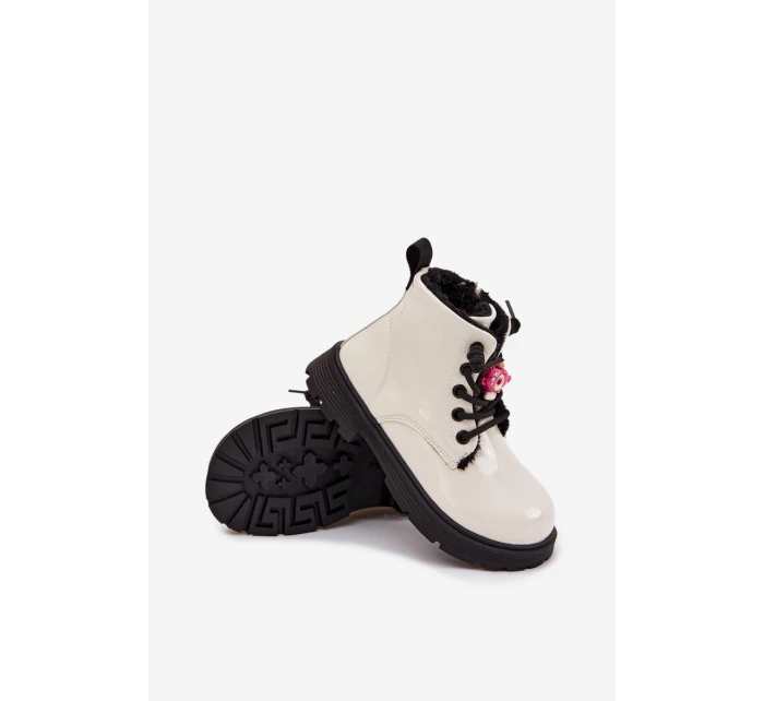 Zateplené dětské lakované botky s přívěskem „Miś“ – bílé Jovellea Zateplené dětské lakované botky s přívěskem „Miś“ – bílé Jovellea