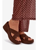 Dámské pantofle na platformě z eko semiše čokoládové model 21919328 - Boto