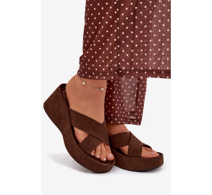 Dámské pantofle na platformě z eko semiše čokoládové model 21919328 - Boto