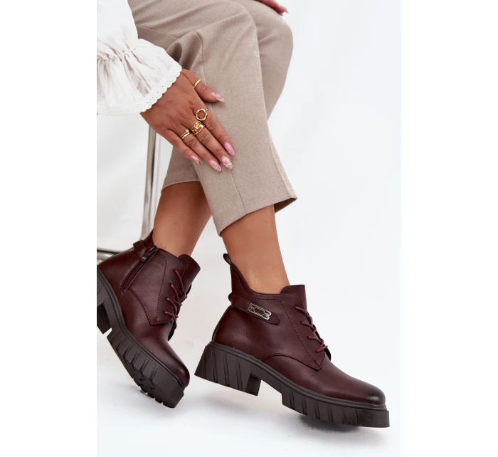 Nízké zateplené dámské kotníkové boty na klínku s ozdobným páskem bordó model 21712788 - Boto
