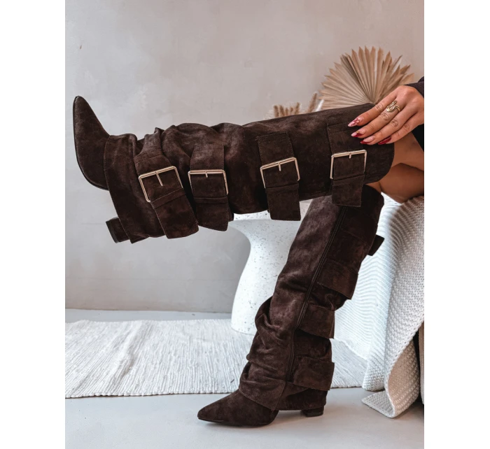 Dámské kozačky na podpatku s lemem a zlatými Eco semiš čokoládové model 21786876 - Boto Dámské kozačky na podpatku s lemem a zlatými Eco semiš čokoládové model 21786876 - Boto