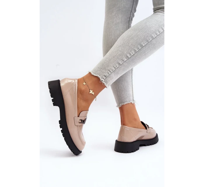 Dámské lakované mokasíny na plochém podpatku, béžová Ezoma