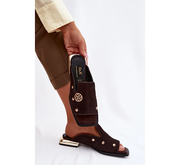 Semišové pantofle s zlatými ozdobami D&A model 22100293 Čokoládové - S.Barski Semišové pantofle s zlatými ozdobami D&A model 22100293 Čokoládové - S.Barski