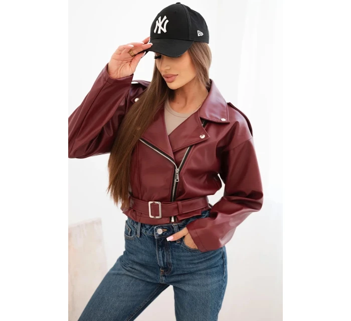 Dámská krátká bunda z eko kůže s páskem a límcem bordová