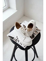 Kožené dámské tenisky na platformě s přezkou Vinceza 39973 Bílé Kožené dámské tenisky na platformě s přezkou Vinceza 39973 Bílé