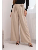 Dámské elegantní kalhoty s širokou nohavicí a ozdobným květem béžové