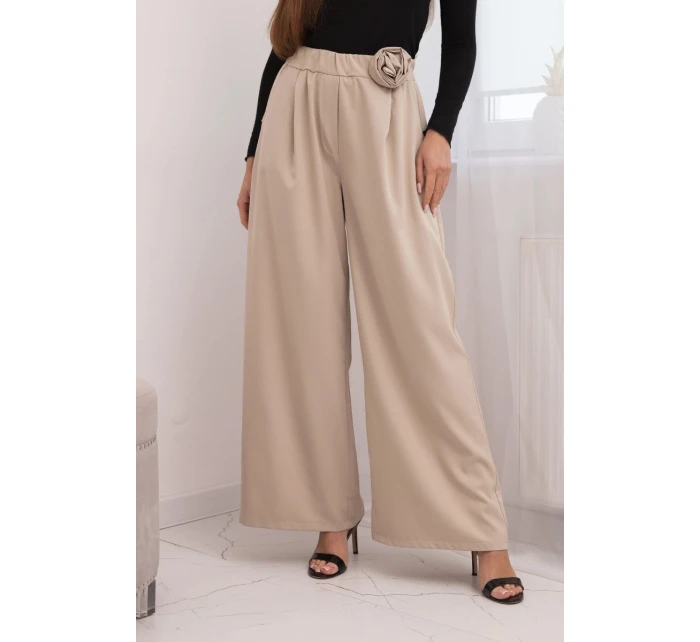 Dámské elegantní kalhoty s širokou nohavicí a ozdobným květem béžové