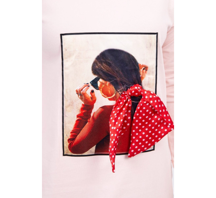 Šaty s grafikou a mašlí v puntíkované 3D pudrově růžové