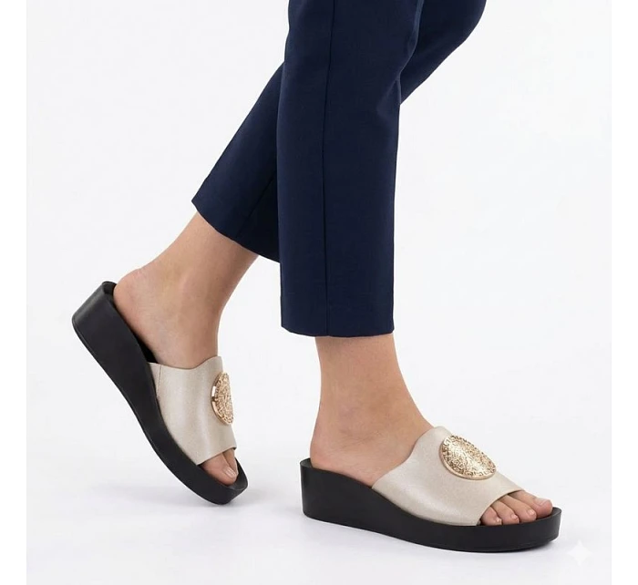 Dámské žabky na zlaté platformě model 22072433 - Potocki