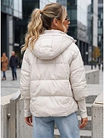 Krótka kurtka damska pikowana z kapturem model 22341005 - FashionStreet Krótka kurtka damska pikowana z kapturem model 22341005 - FashionStreet