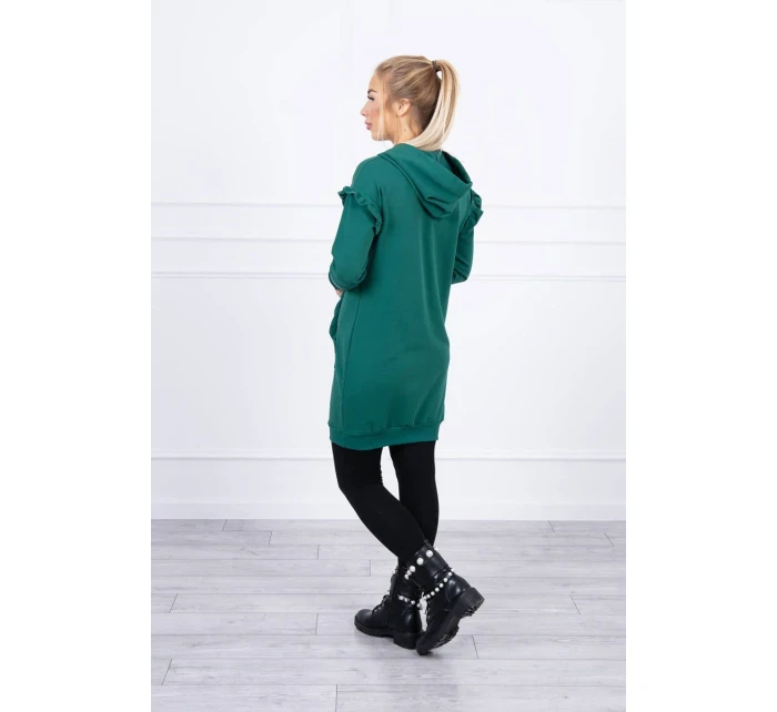 Šaty s ozdobnými volánky a kapucí zelené barvy