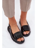 Kožené Lakované Dámské Sandály Na Klínu s Dekorací Černé model 21695653 - Artiker