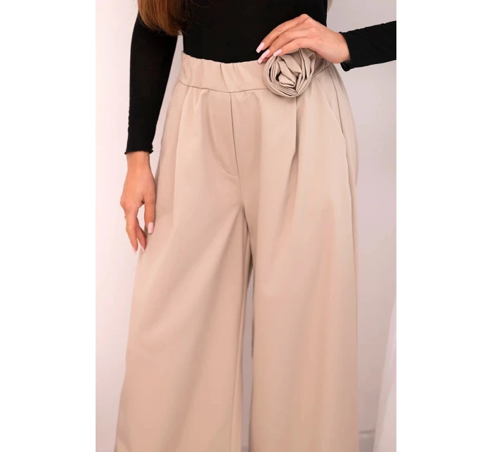 Dámské elegantní kalhoty s širokou nohavicí a ozdobným květem béžové Dámské elegantní kalhoty s širokou nohavicí a ozdobným květem béžové