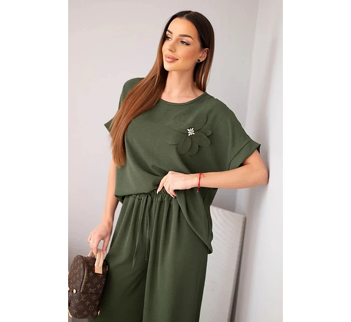 Dámský komplet z viskózy s ozdobným květem a širokými kalhotami tmavé khaki Dámský komplet z viskózy s ozdobným květem a širokými kalhotami tmavé khaki