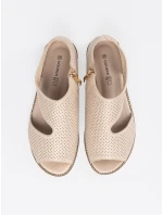 Trendy dámské zlaté  sandály na plochém podpatku