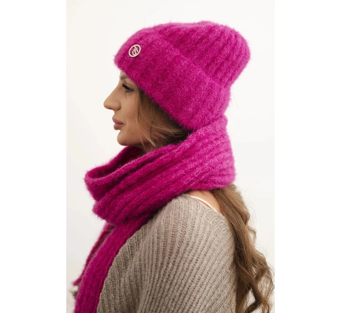 Dámská souprava čepice a dlouhý šál z měkké příze fuchsie Dámská souprava čepice a dlouhý šál z měkké příze fuchsie