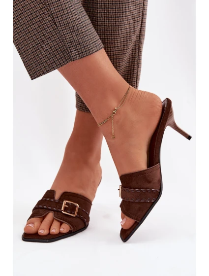 Dámské sandály na podpatku s páskem a zlatým přezkou Čokoládové model 22038448 - Boto