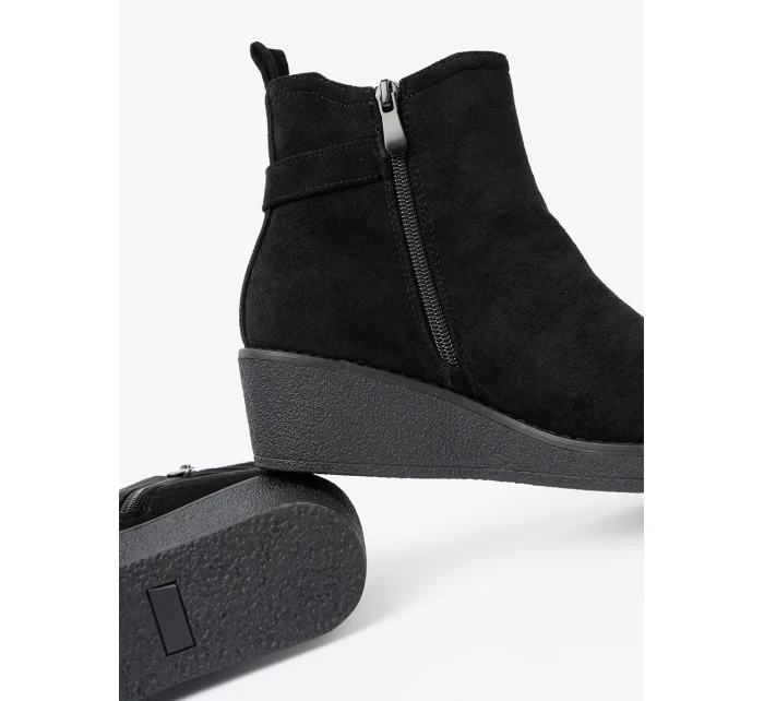 Praktické dámské černé kotníčkové boty na klínku Praktické dámské černé kotníčkové boty na klínku