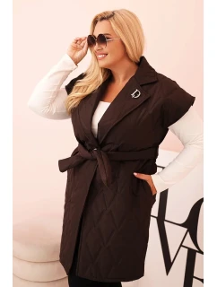 Dámská vesta Plus Size prošívaná s páskem a límcem hnědá