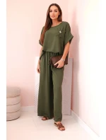 Dámský komplet z viskózy s ozdobným květem a širokými kalhotami - khaki Dámský komplet z viskózy s ozdobným květem a širokými kalhotami - khaki
