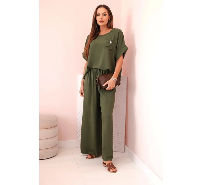 Dámský komplet z viskózy s ozdobným květem a širokými kalhotami - khaki Dámský komplet z viskózy s ozdobným květem a širokými kalhotami - khaki