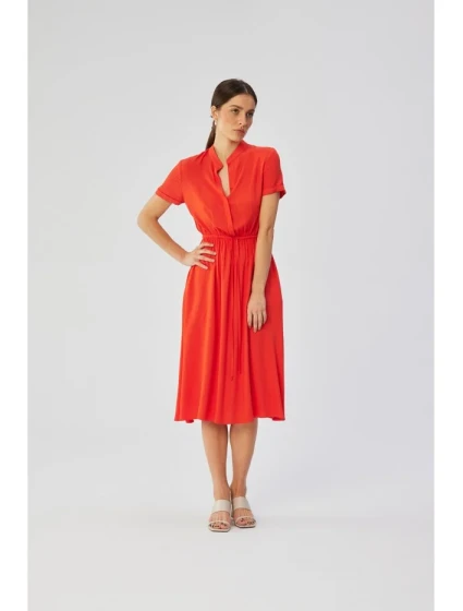 model 19647475 Viskózové šaty se šňůrkou v pase korálová barva - STYLOVE