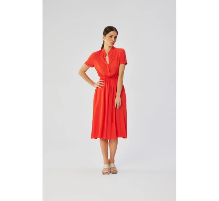 model 19647475 Viskózové šaty se šňůrkou v pase korálová barva - STYLOVE