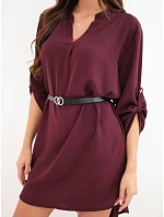 Šaty s delším zadním dílem a pásem model 22403061 - K-Fashion Šaty s delším zadním dílem a pásem model 22403061 - K-Fashion