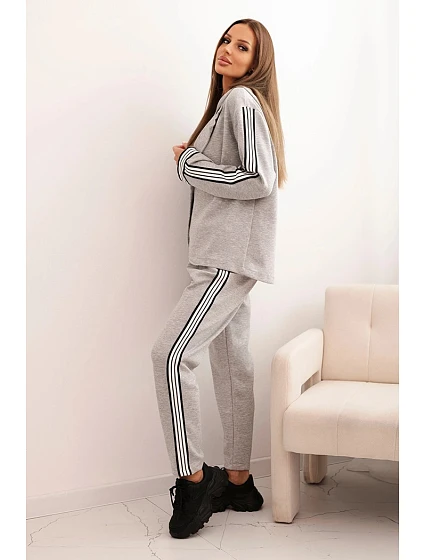 Dámský komplet s model 21339243 lampasem a sportovní blůzou šedý - K-Fashion Dámský komplet s model 21339243 lampasem a sportovní blůzou šedý - K-Fashion