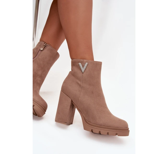 Dámské kotníkové boty s izolací na klínku s ozdobným detailem béžové Briella Dámské kotníkové boty s izolací na klínku s ozdobným detailem béžové Briella