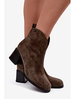 Kožené semišové kotníkové boty na podpatku model 22391083 Khaki - VINCEZA Kožené semišové kotníkové boty na podpatku model 22391083 Khaki - VINCEZA