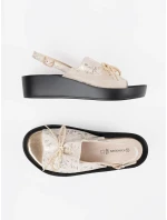 Výborné Jasnobeżowy dámské  sandály na klínku